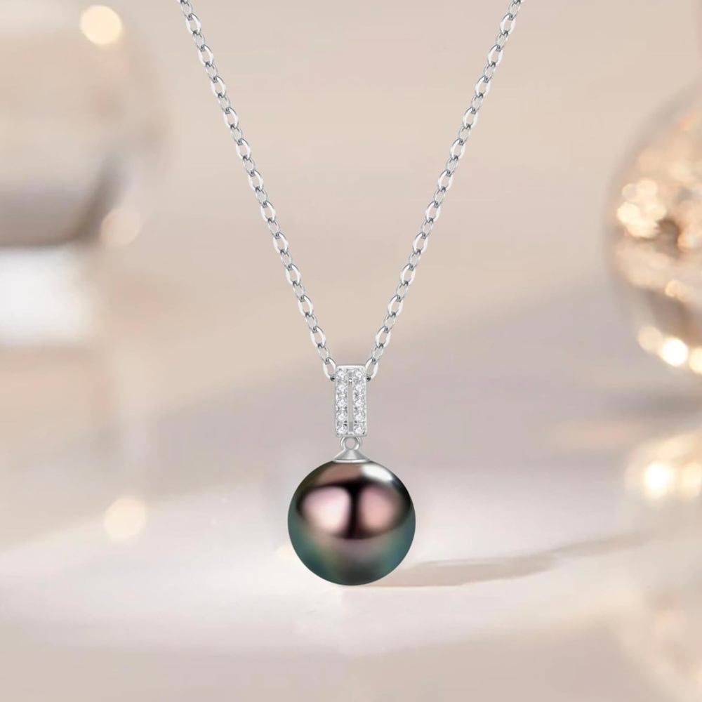 Sophisticated Silver and Black Necklace with Lustrous Pearl
